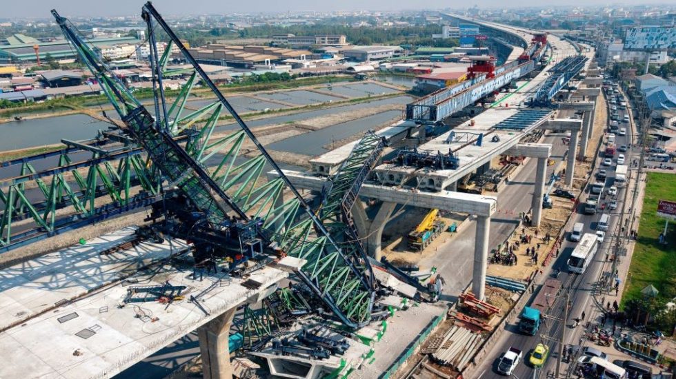 Γερανός κατέρρευσε στον αυτοκινητόδρομο Ράμα Β' στην Ταϊλάνδη